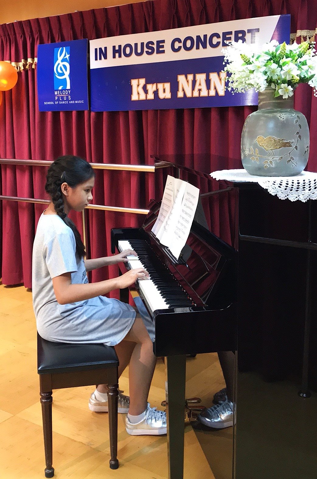 <strong>ภาพบรรยากาศงาน In House Concert
ที่สาขาปิ่นเกล้า โดยครูแนนและลูกศิษย์ที่น่ารักและตั้งใจมากทั้ง 8 คน</strong>
