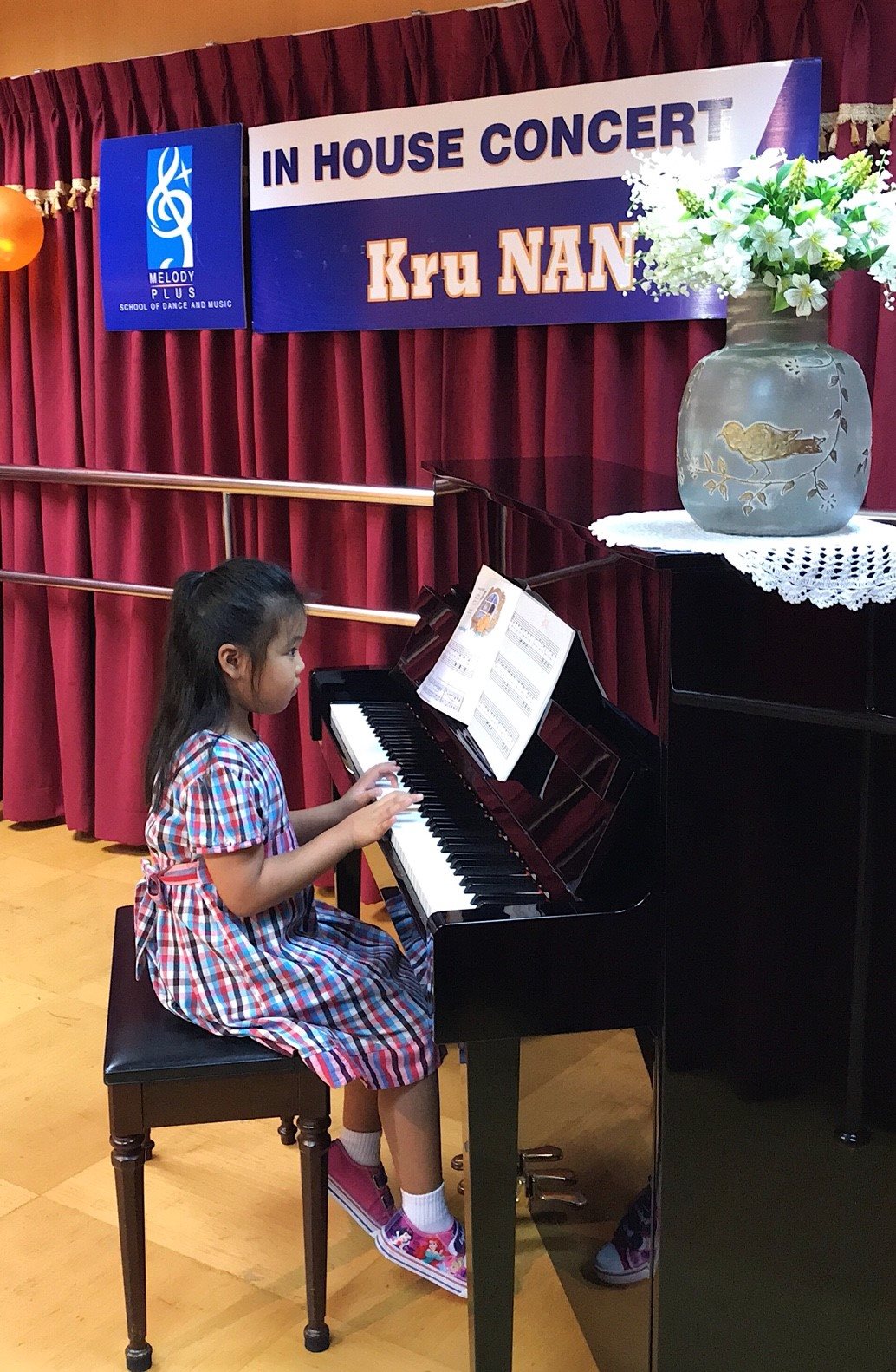 ภาพบรรยากาศงาน In House Concert
ที่สาขาปิ่นเกล้า โดยครูแนนและลูกศิษย์ที่น่ารักและตั้งใจมากทั้ง 8 คน