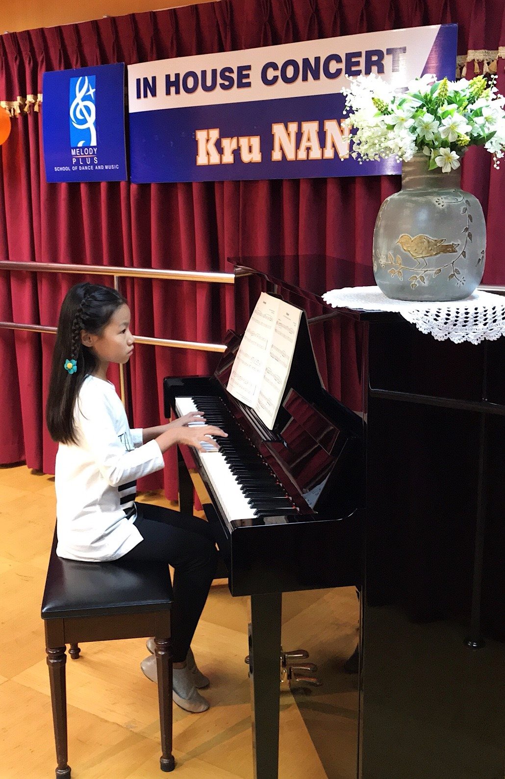 ภาพบรรยากาศงาน In House Concert
ที่สาขาปิ่นเกล้า โดยครูแนนและลูกศิษย์ที่น่ารักและตั้งใจมากทั้ง 8 คน