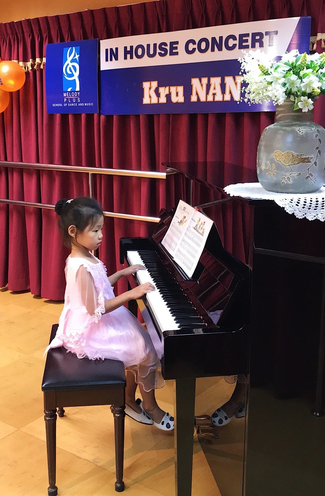 ภาพบรรยากาศงาน In House Concert
ที่สาขาปิ่นเกล้า โดยครูแนนและลูกศิษย์ที่น่ารักและตั้งใจมากทั้ง 8 คน