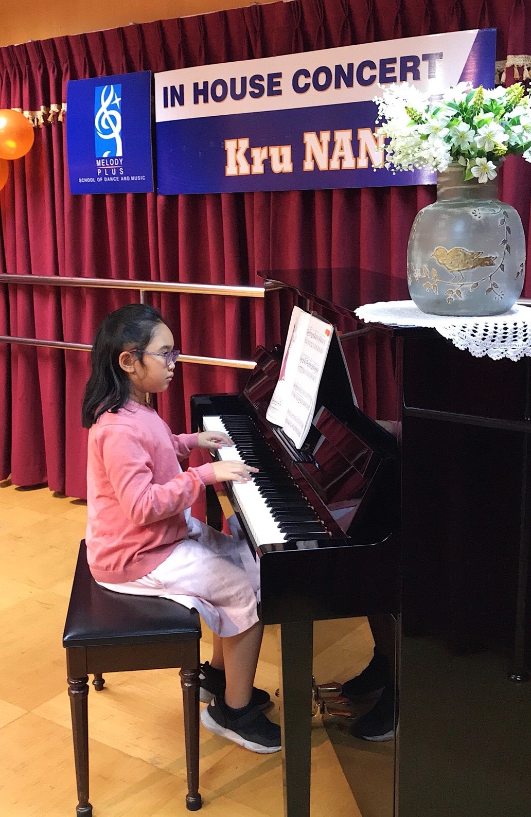 ภาพบรรยากาศงาน In House Concert
ที่สาขาปิ่นเกล้า โดยครูแนนและลูกศิษย์ที่น่ารักและตั้งใจมากทั้ง 8 คน