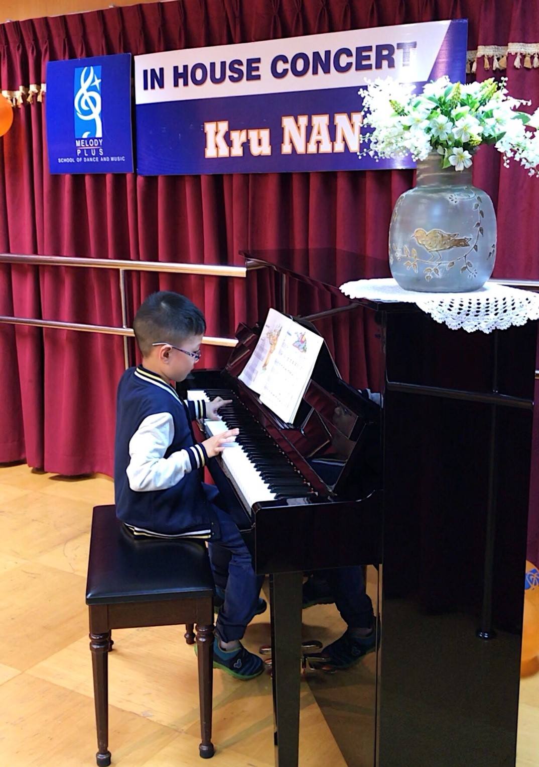 ภาพบรรยากาศงาน In House Concert
ที่สาขาปิ่นเกล้า โดยครูแนนและลูกศิษย์ที่น่ารักและตั้งใจมากทั้ง 8 คน