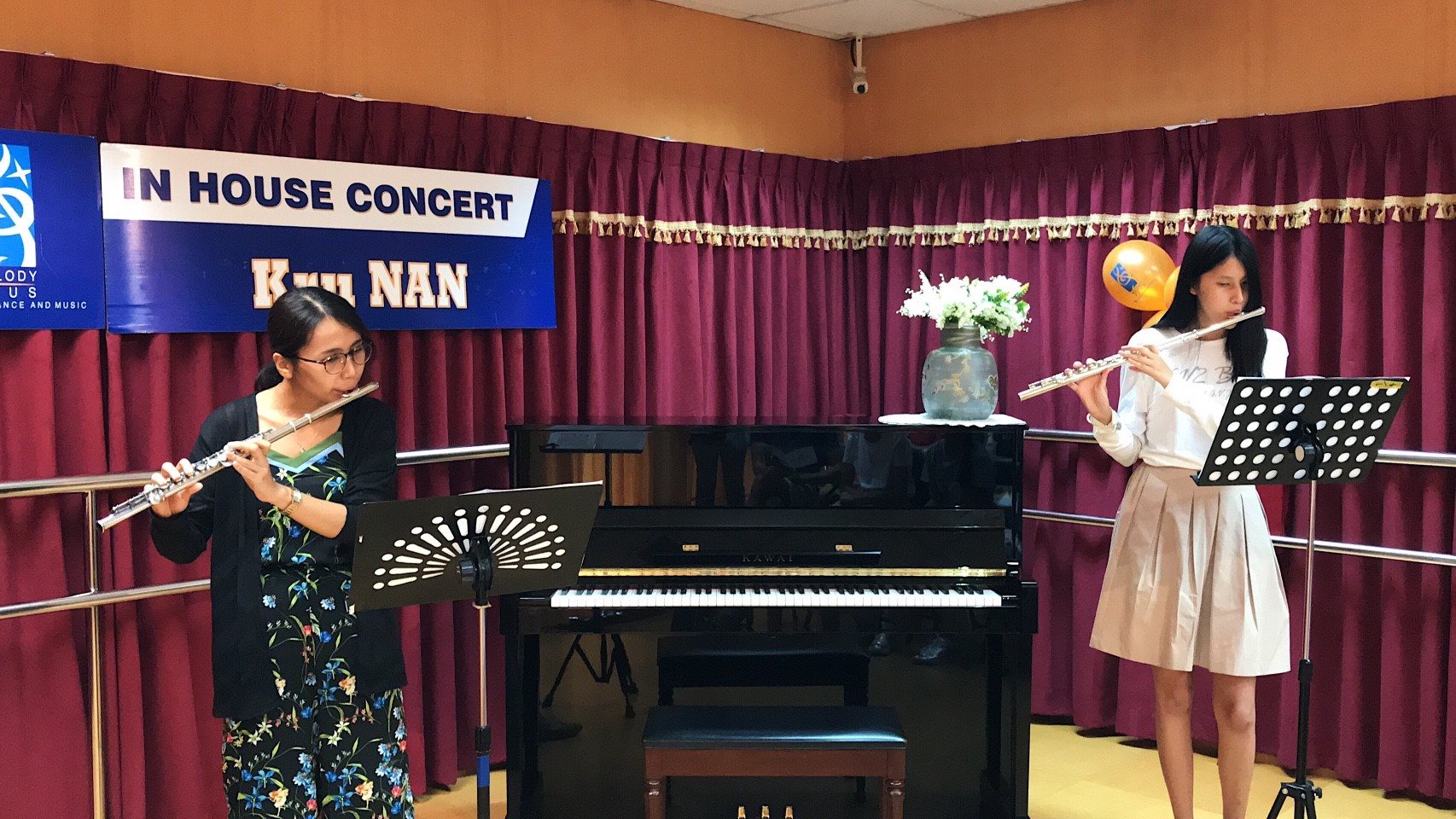ภาพบรรยากาศงาน In House Concert
ที่สาขาปิ่นเกล้า โดยครูแนนและลูกศิษย์ที่น่ารักและตั้งใจมากทั้ง 8 คน